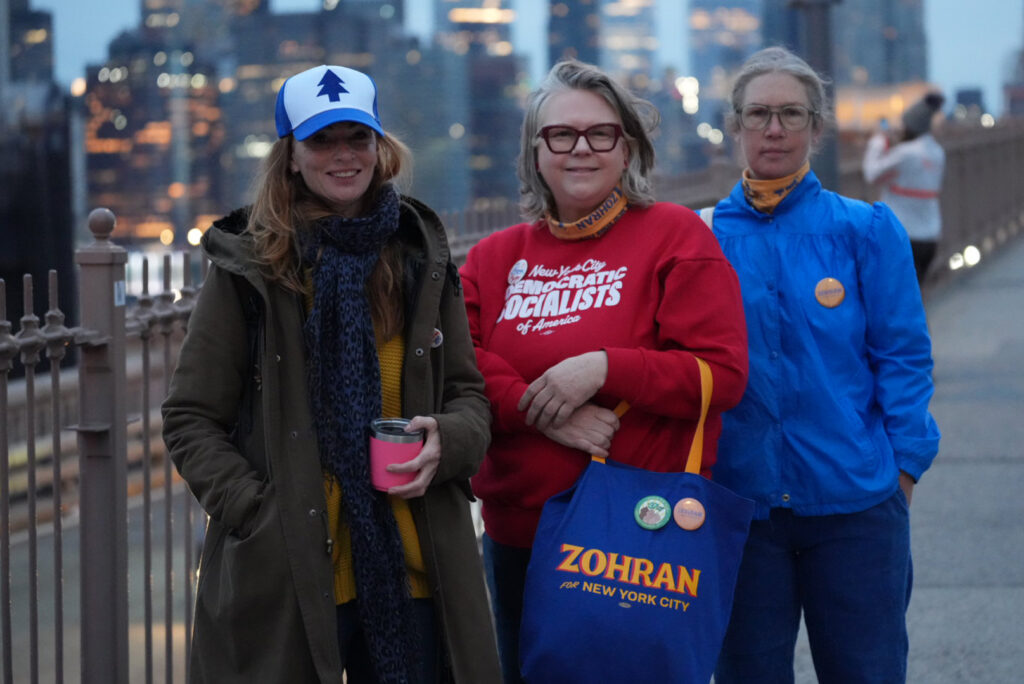 Volontärer som väntar på Zohran i gryningen.