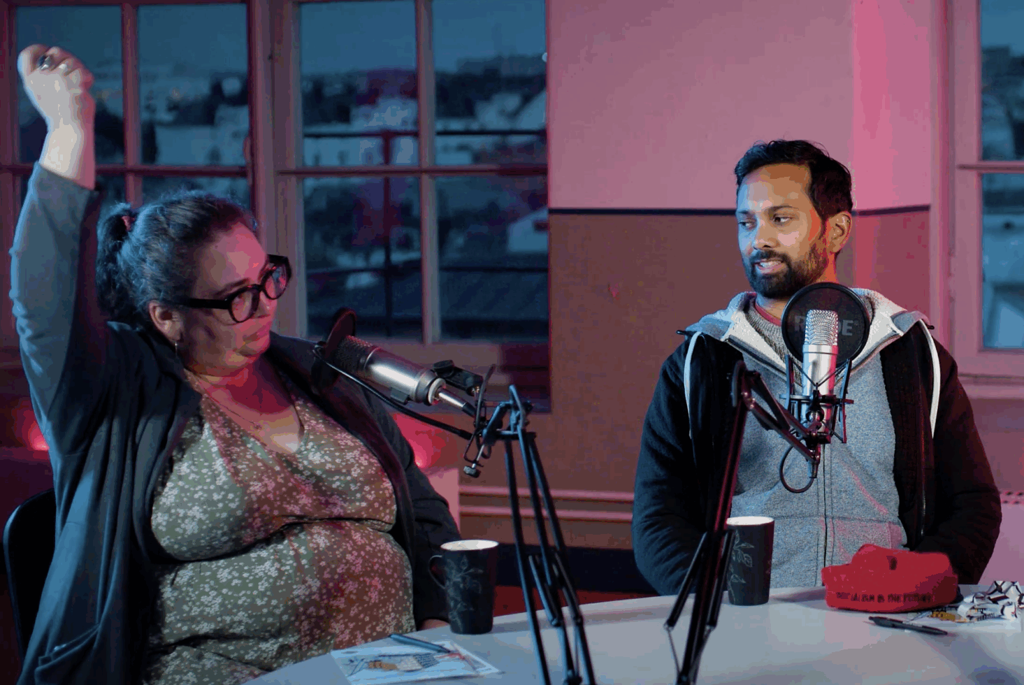 Den 4 november väntas socialisten Zohran Mamdani väljas till New Yorks borgmästare. I vårt samtal med DSA-ledarna Megan Romer och Ashik Siddique berättar vi hur rörelsen bidrog till hans framgång – och vad den betyder för USA:s politiska framtid.