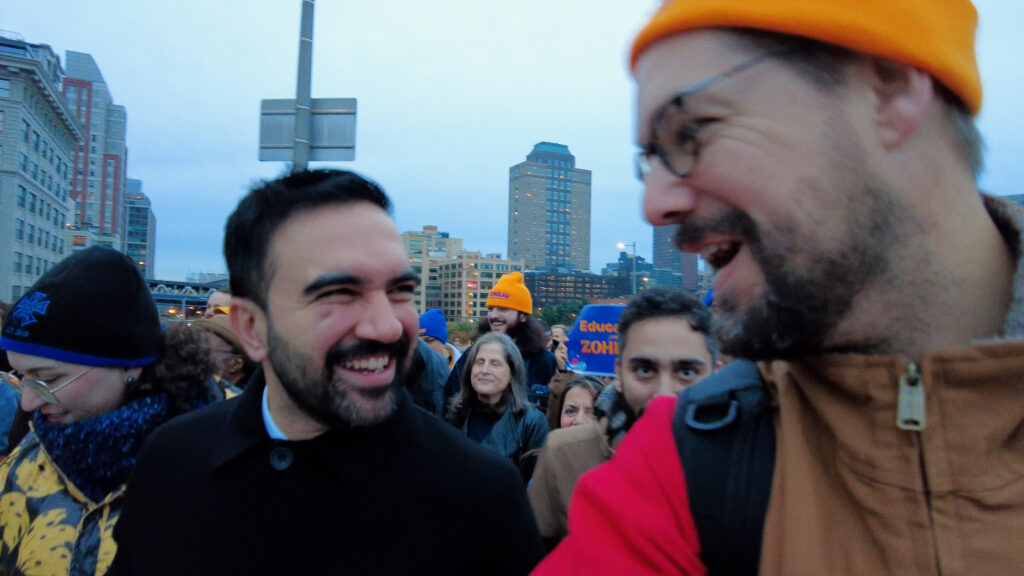 Emil Broberg tillsammans med Zohran Mamdani i New York